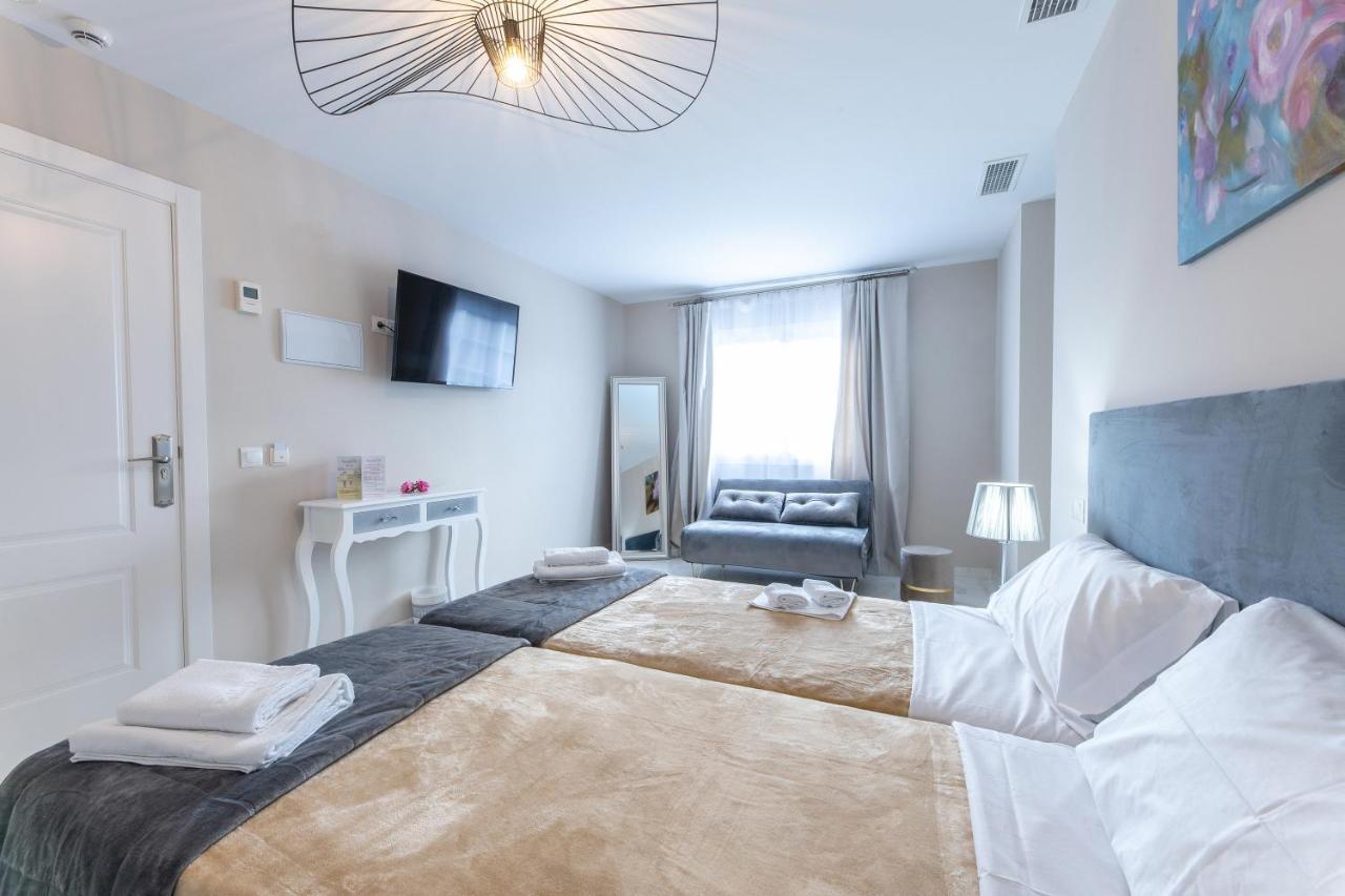 ホテル Residencia Deportiva Rozarossa エステポナ エクステリア 写真