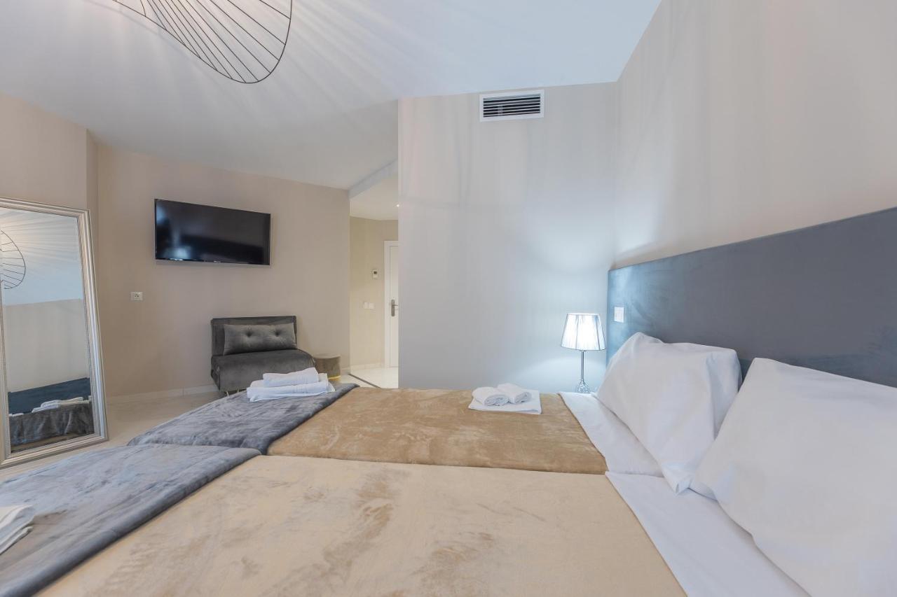 ホテル Residencia Deportiva Rozarossa エステポナ エクステリア 写真