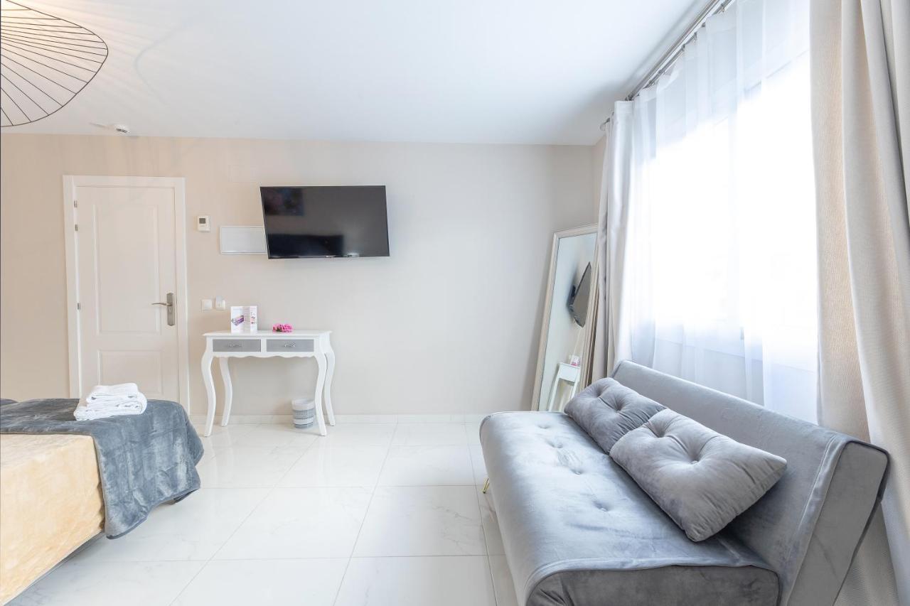 ホテル Residencia Deportiva Rozarossa エステポナ エクステリア 写真